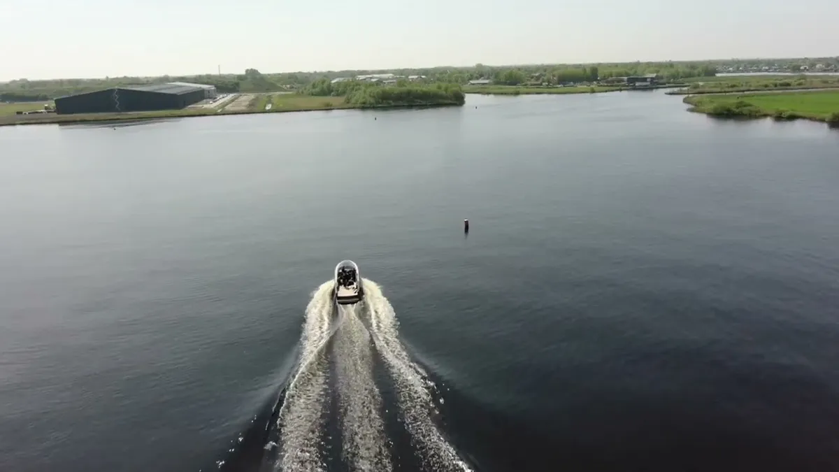 E32 by Domani - Electric recreation boat on water