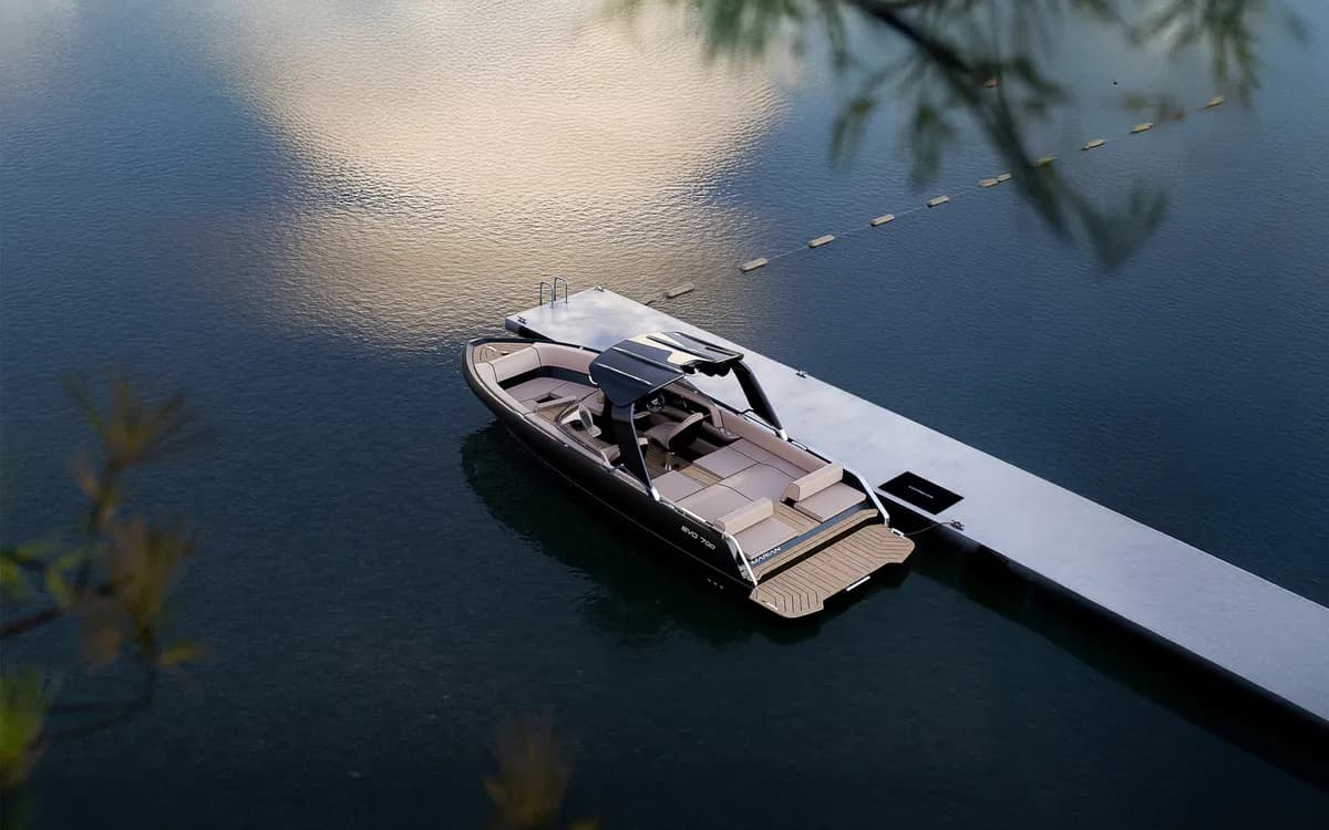 M800 Spyder by Marian - Electric recreation boat on water