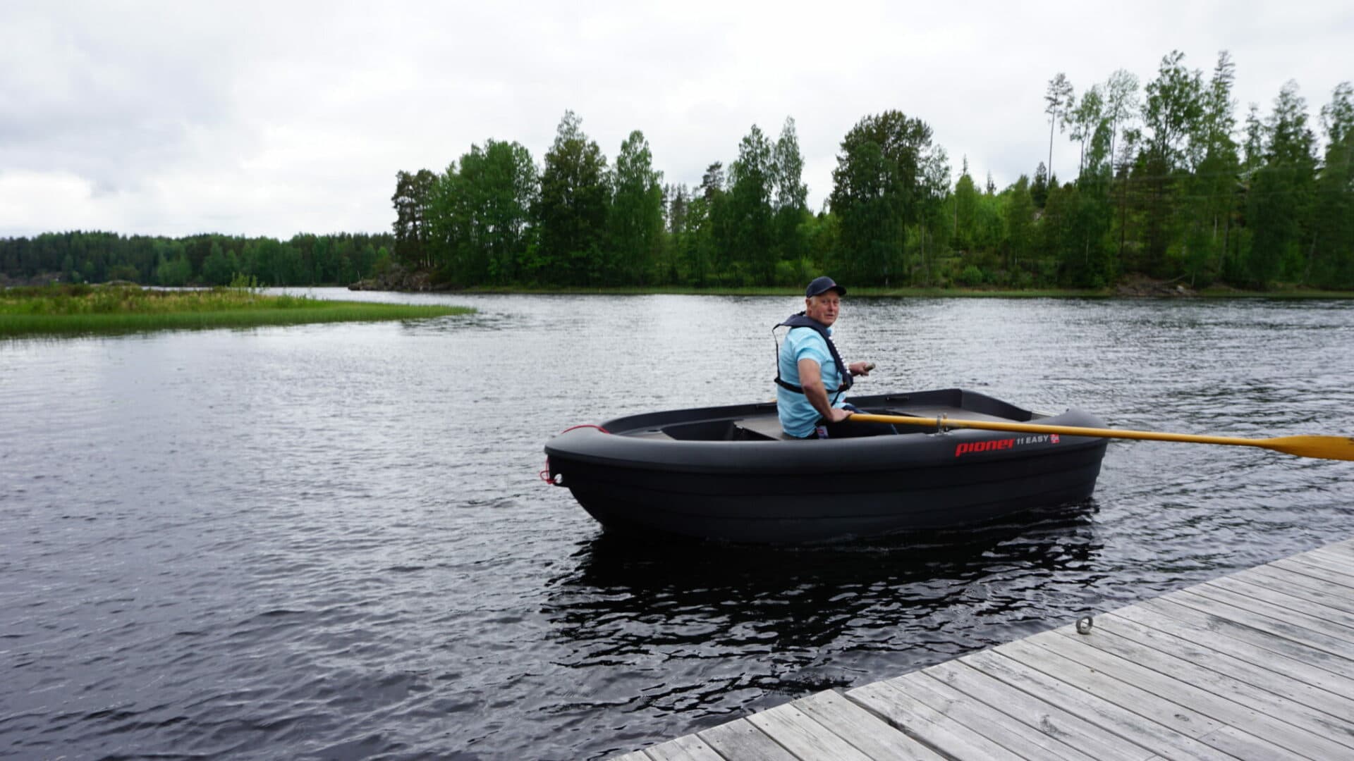11 Easy by Pioner - Electric recreation boat on water