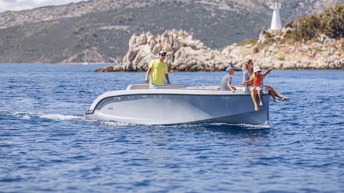 Mana 23 by Rand Boats - Electric recreation boat on water