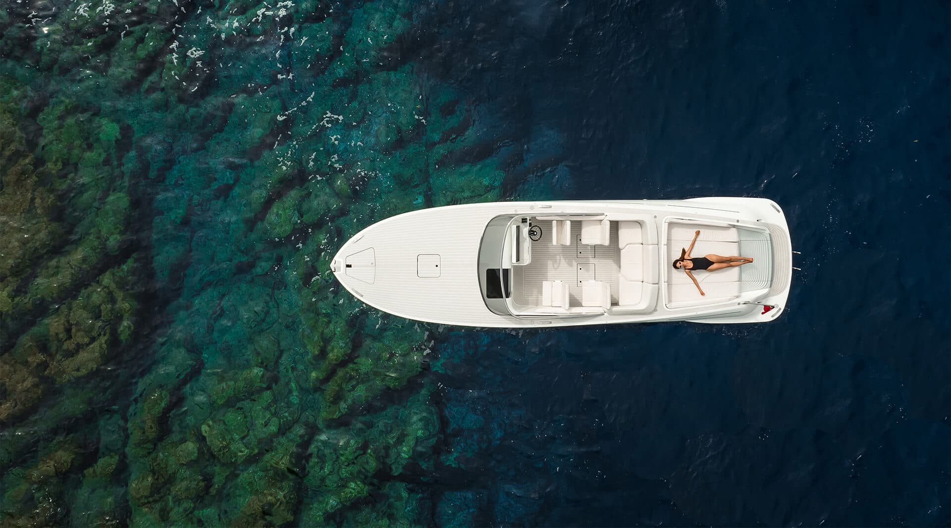 Lion by Vita - Electric day cruiser boat on water