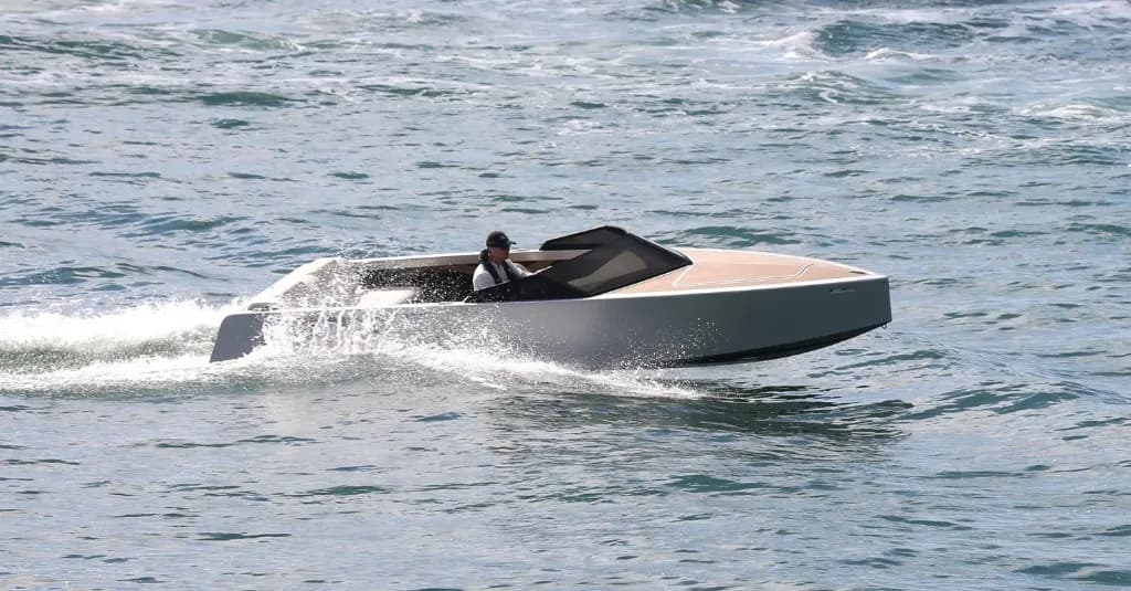 Z2R by Zin Boats - Electric recreation boat on water